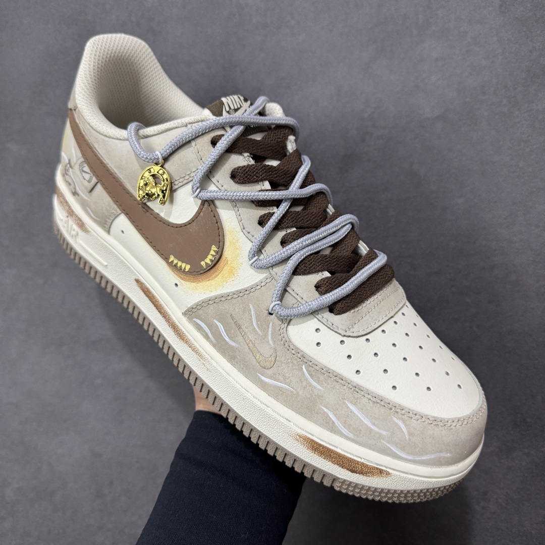 图片[3]-【定制版】手绘涂鸦 马年限定“金戈铁马”Nike Air Force 1 “ Armored Steed”空军一号定制板鞋 作为 2026 马年限定款，“金戈铁马” 以 “古战意象” 为设计内核，从材质到细节都紧扣主题：鞋身采用雾灰 + 米白做旧混染工艺，模拟古甲胄经沙场摩挲后的斑驳肌理；鎏金勾边的 Swoosh 与金属挂坠，还原兵器鎏金纹饰的质感；鞋侧图腾以 “奔马” 为原型，复刻战马奔腾的劲飒姿态，搭配做旧中底的 “战尘渍迹” 效果 货号：DB3301-818 尺码： 36 36.5 37.5 38 38.5 39 40 40.5 41 42 42.5 43 44 44.5 45 编码：HXSA310320-选品中心