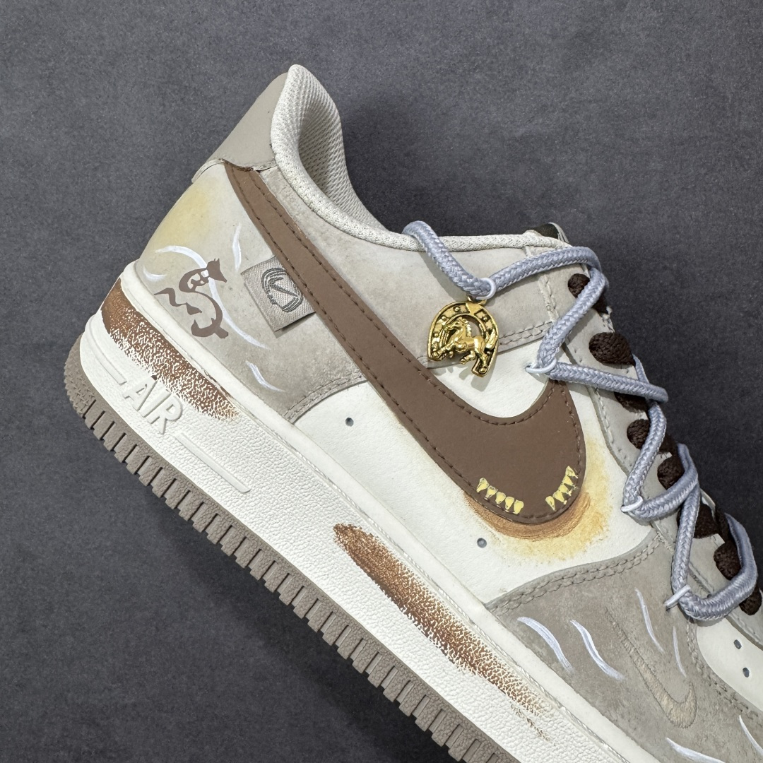 图片[6]-【定制版】手绘涂鸦 马年限定“金戈铁马”Nike Air Force 1 “ Armored Steed”空军一号定制板鞋 作为 2026 马年限定款，“金戈铁马” 以 “古战意象” 为设计内核，从材质到细节都紧扣主题：鞋身采用雾灰 + 米白做旧混染工艺，模拟古甲胄经沙场摩挲后的斑驳肌理；鎏金勾边的 Swoosh 与金属挂坠，还原兵器鎏金纹饰的质感；鞋侧图腾以 “奔马” 为原型，复刻战马奔腾的劲飒姿态，搭配做旧中底的 “战尘渍迹” 效果 货号：DB3301-818 尺码： 36 36.5 37.5 38 38.5 39 40 40.5 41 42 42.5 43 44 44.5 45 编码：HXSA310320-选品中心