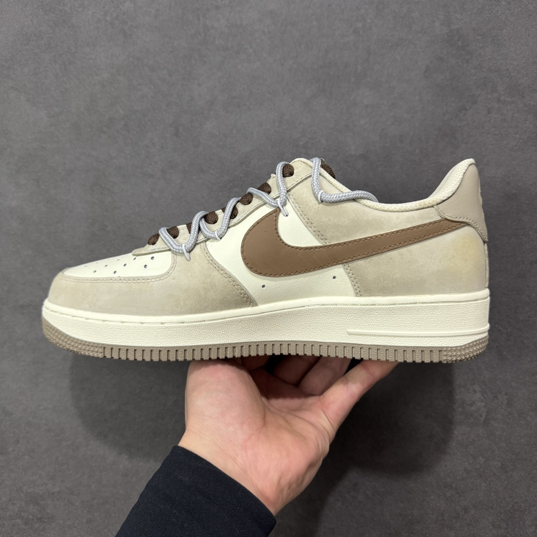 图片[2]-【定制版】手绘涂鸦 马年限定“金戈铁马”Nike Air Force 1 “ Armored Steed”空军一号定制板鞋 作为 2026 马年限定款，“金戈铁马” 以 “古战意象” 为设计内核，从材质到细节都紧扣主题：鞋身采用雾灰 + 米白做旧混染工艺，模拟古甲胄经沙场摩挲后的斑驳肌理；鎏金勾边的 Swoosh 与金属挂坠，还原兵器鎏金纹饰的质感；鞋侧图腾以 “奔马” 为原型，复刻战马奔腾的劲飒姿态，搭配做旧中底的 “战尘渍迹” 效果 货号：DB3301-818 尺码： 36 36.5 37.5 38 38.5 39 40 40.5 41 42 42.5 43 44 44.5 45 编码：HXSA310320-选品中心