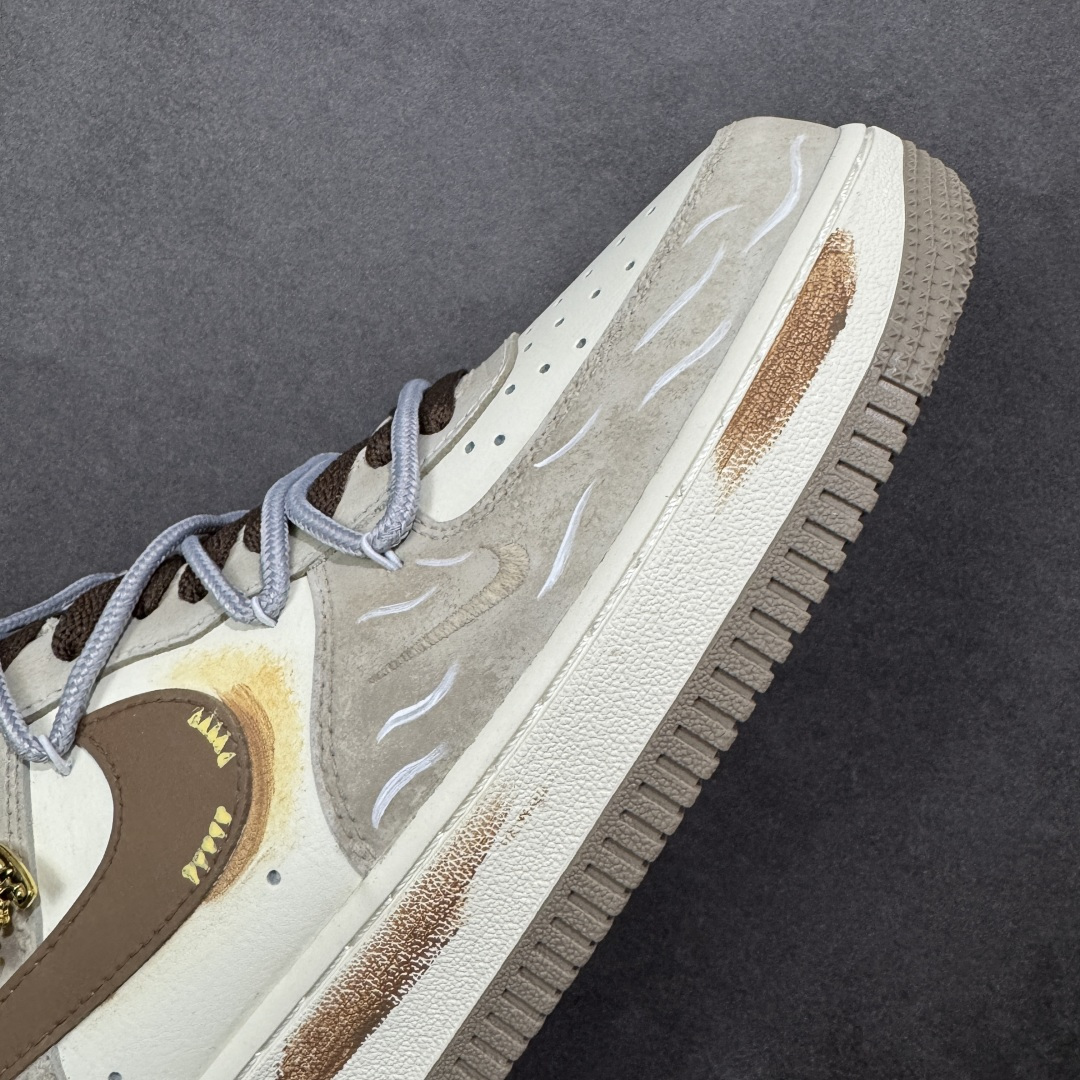 图片[5]-【定制版】手绘涂鸦 马年限定“金戈铁马”Nike Air Force 1 “ Armored Steed”空军一号定制板鞋 作为 2026 马年限定款，“金戈铁马” 以 “古战意象” 为设计内核，从材质到细节都紧扣主题：鞋身采用雾灰 + 米白做旧混染工艺，模拟古甲胄经沙场摩挲后的斑驳肌理；鎏金勾边的 Swoosh 与金属挂坠，还原兵器鎏金纹饰的质感；鞋侧图腾以 “奔马” 为原型，复刻战马奔腾的劲飒姿态，搭配做旧中底的 “战尘渍迹” 效果 货号：DB3301-818 尺码： 36 36.5 37.5 38 38.5 39 40 40.5 41 42 42.5 43 44 44.5 45 编码：HXSA310320-选品中心