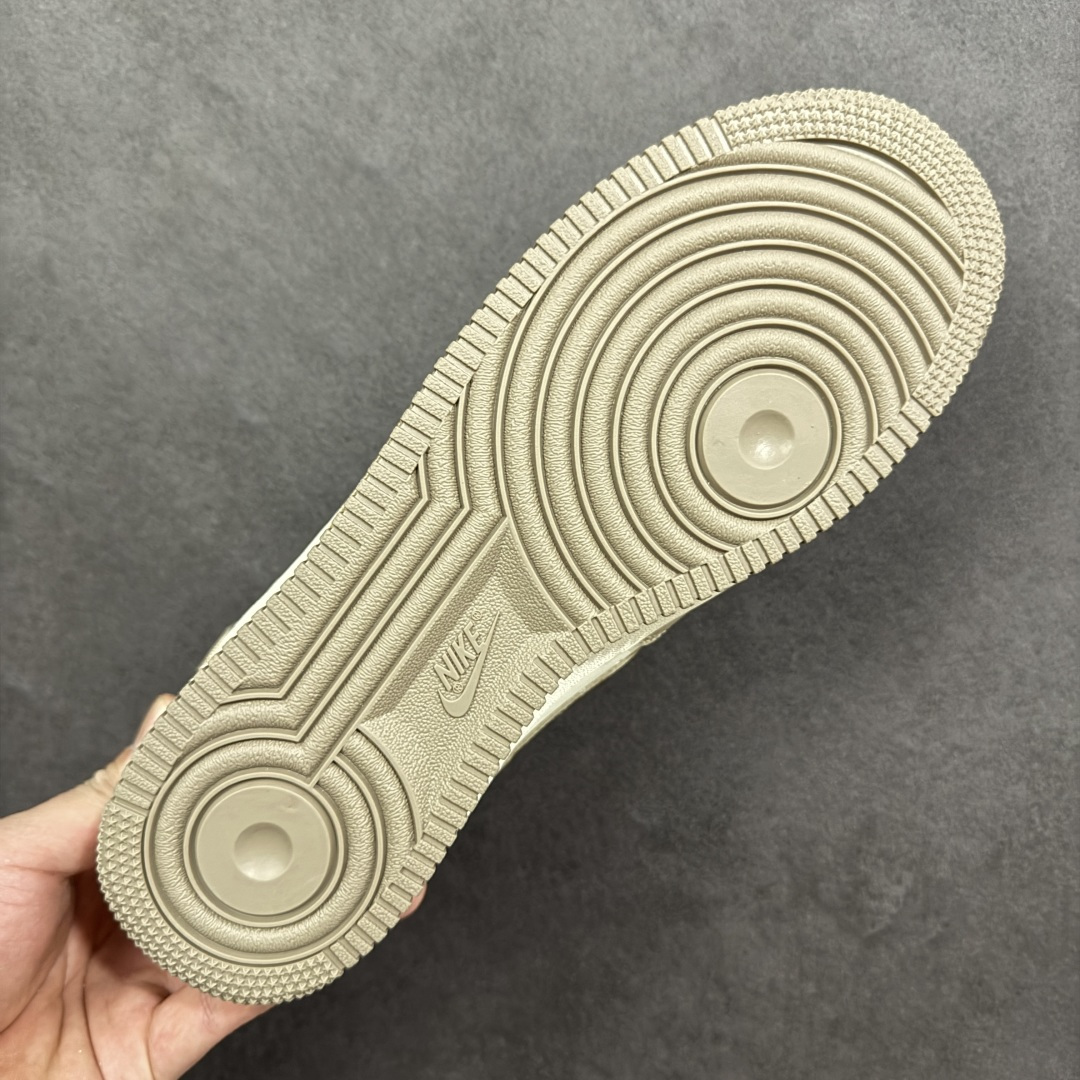 图片[9]-【定制版】手绘涂鸦 马年限定“金戈铁马”Nike Air Force 1 “ Armored Steed”空军一号定制板鞋 作为 2026 马年限定款，“金戈铁马” 以 “古战意象” 为设计内核，从材质到细节都紧扣主题：鞋身采用雾灰 + 米白做旧混染工艺，模拟古甲胄经沙场摩挲后的斑驳肌理；鎏金勾边的 Swoosh 与金属挂坠，还原兵器鎏金纹饰的质感；鞋侧图腾以 “奔马” 为原型，复刻战马奔腾的劲飒姿态，搭配做旧中底的 “战尘渍迹” 效果 货号：DB3301-818 尺码： 36 36.5 37.5 38 38.5 39 40 40.5 41 42 42.5 43 44 44.5 45 编码：HXSA310320-选品中心