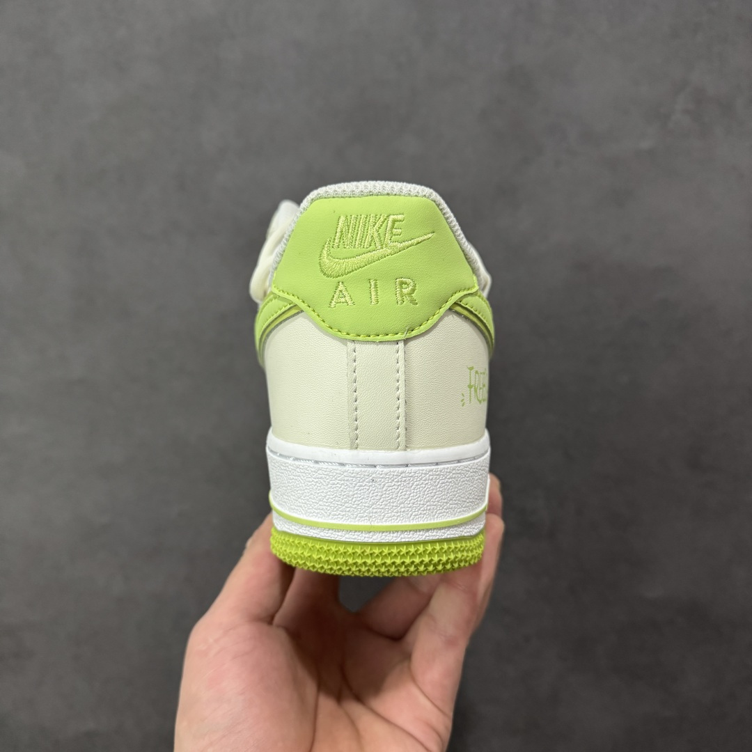 图片[4]-【定制版】“椰青奶盖”订制空军一号板鞋 该定制版球鞋选用原鞋款为Nike Air Force 1\’07空军一号，：鞋身融入手绘风格的太阳、简笔小图案，鞋侧印有“Freezia”字样，打破经典AF1的简约感，增添了随性的街头涂鸦气质；鞋舌与鞋帮的细节标印也与整体清新主题呼应，细节处充满巧思。 货号：YY2024-315 尺码： 36 36.5 37.5 38 38.5 39 40 40.5 41 42 42.5 43 44 44.5 45 编码：HXSA310320-选品中心