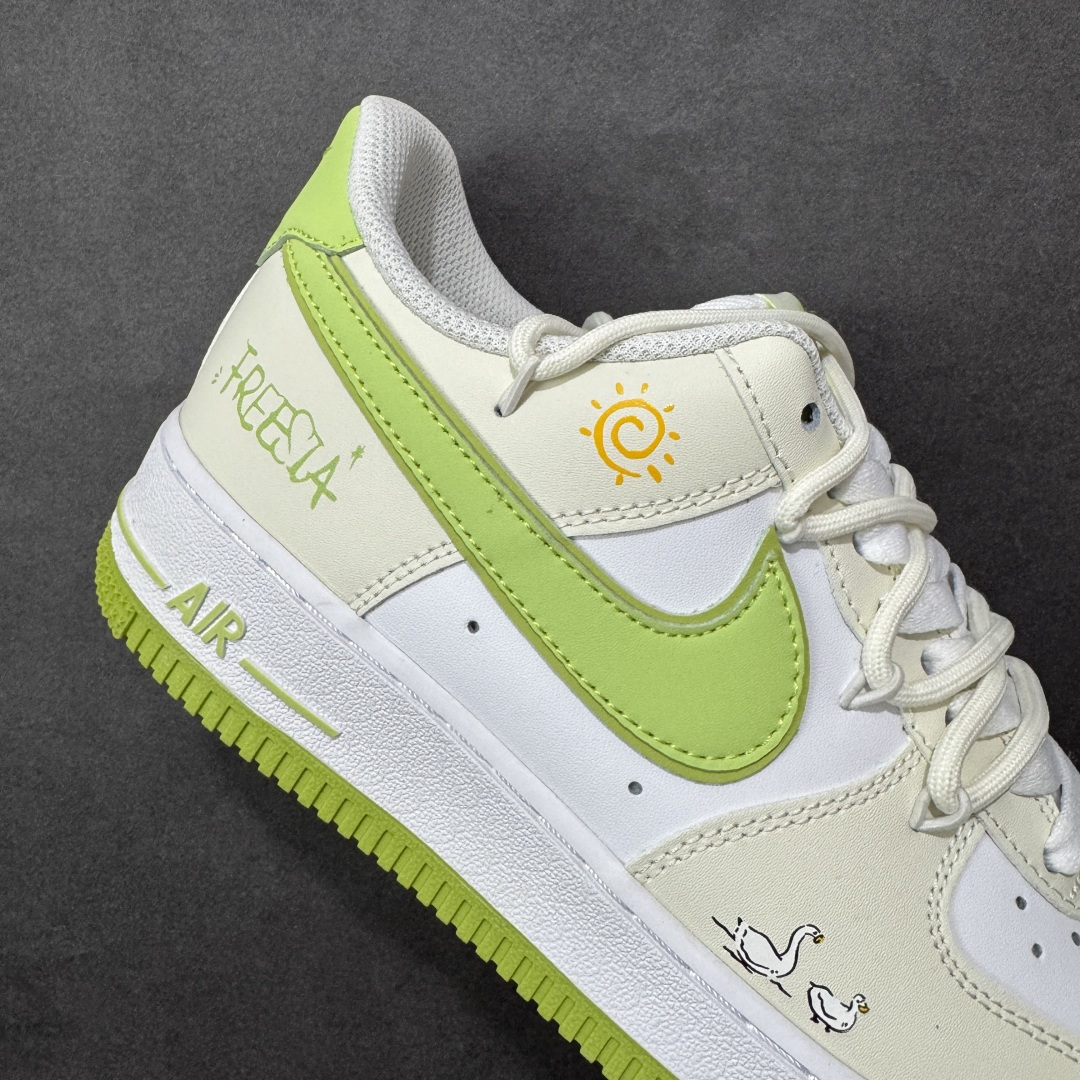 图片[6]-【定制版】“椰青奶盖”订制空军一号板鞋 该定制版球鞋选用原鞋款为Nike Air Force 1\’07空军一号，：鞋身融入手绘风格的太阳、简笔小图案，鞋侧印有“Freezia”字样，打破经典AF1的简约感，增添了随性的街头涂鸦气质；鞋舌与鞋帮的细节标印也与整体清新主题呼应，细节处充满巧思。 货号：YY2024-315 尺码： 36 36.5 37.5 38 38.5 39 40 40.5 41 42 42.5 43 44 44.5 45 编码：HXSA310320-选品中心
