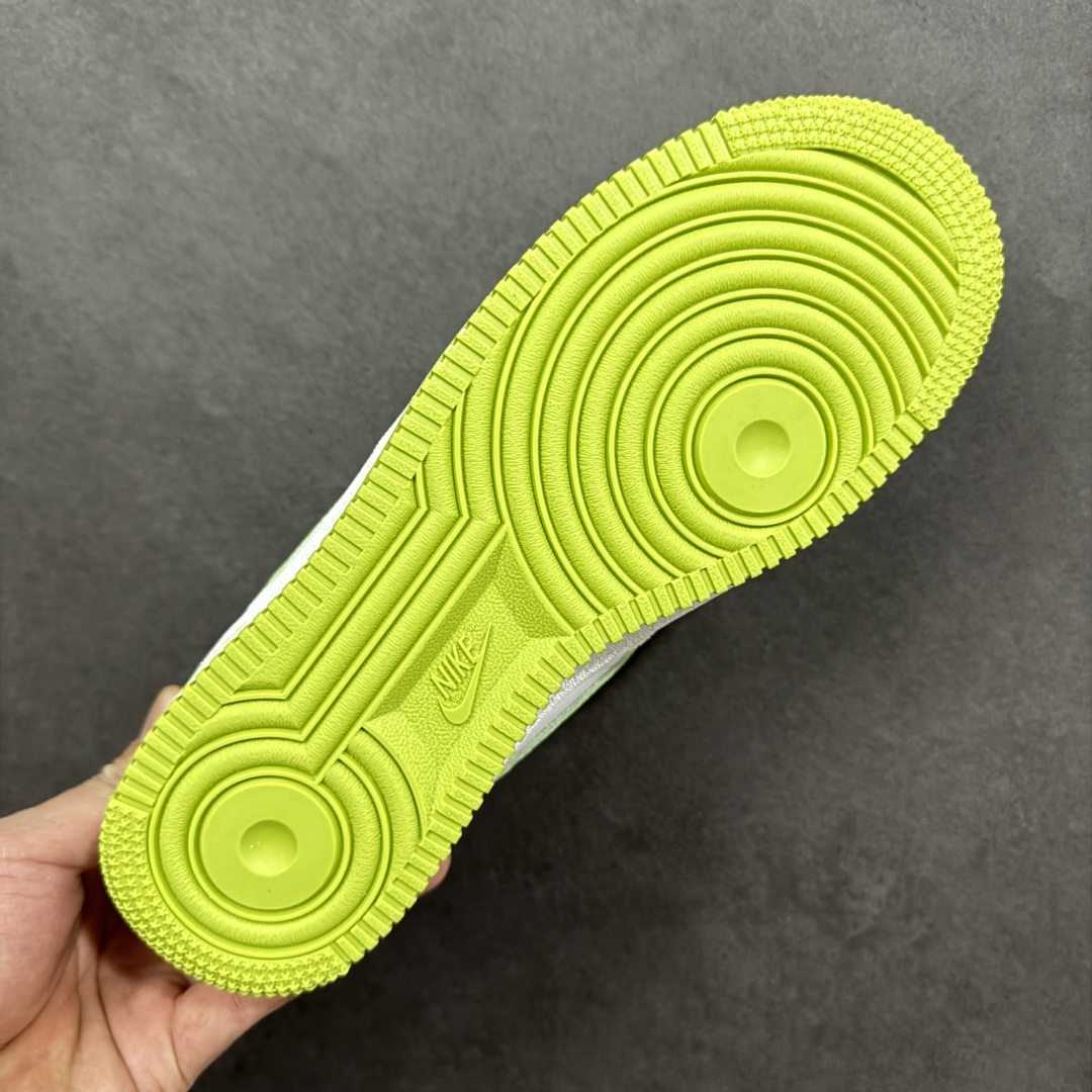 图片[9]-【定制版】“椰青奶盖”订制空军一号板鞋 该定制版球鞋选用原鞋款为Nike Air Force 1\’07空军一号，：鞋身融入手绘风格的太阳、简笔小图案，鞋侧印有“Freezia”字样，打破经典AF1的简约感，增添了随性的街头涂鸦气质；鞋舌与鞋帮的细节标印也与整体清新主题呼应，细节处充满巧思。 货号：YY2024-315 尺码： 36 36.5 37.5 38 38.5 39 40 40.5 41 42 42.5 43 44 44.5 45 编码：HXSA310320-选品中心