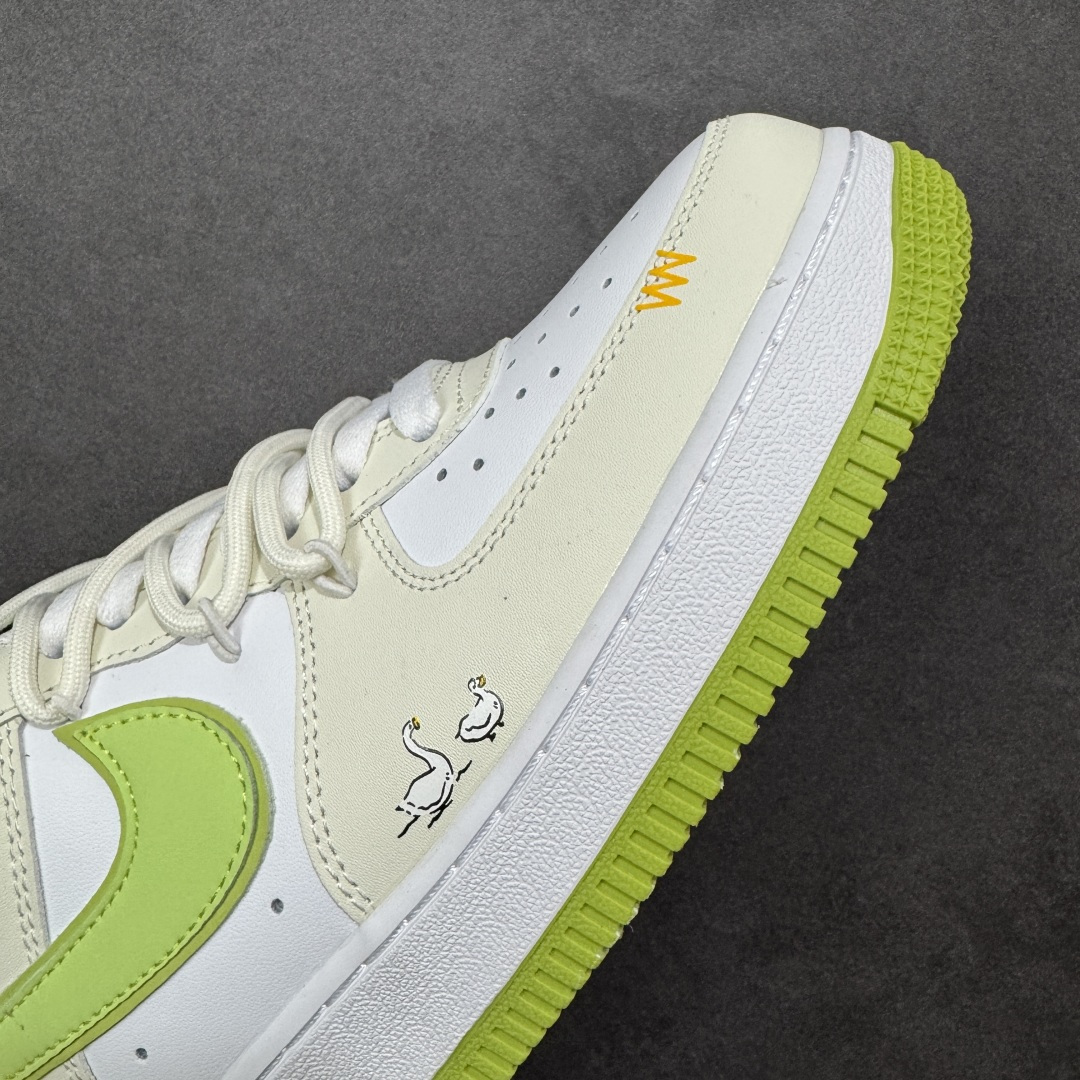 图片[5]-【定制版】“椰青奶盖”订制空军一号板鞋 该定制版球鞋选用原鞋款为Nike Air Force 1\’07空军一号，：鞋身融入手绘风格的太阳、简笔小图案，鞋侧印有“Freezia”字样，打破经典AF1的简约感，增添了随性的街头涂鸦气质；鞋舌与鞋帮的细节标印也与整体清新主题呼应，细节处充满巧思。 货号：YY2024-315 尺码： 36 36.5 37.5 38 38.5 39 40 40.5 41 42 42.5 43 44 44.5 45 编码：HXSA310320-选品中心