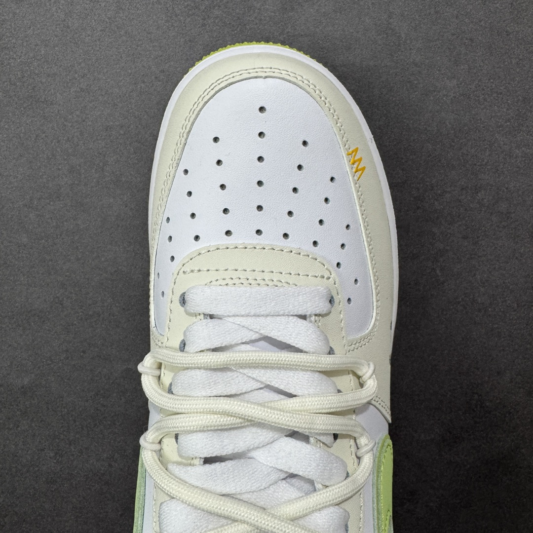 图片[8]-【定制版】“椰青奶盖”订制空军一号板鞋 该定制版球鞋选用原鞋款为Nike Air Force 1\’07空军一号，：鞋身融入手绘风格的太阳、简笔小图案，鞋侧印有“Freezia”字样，打破经典AF1的简约感，增添了随性的街头涂鸦气质；鞋舌与鞋帮的细节标印也与整体清新主题呼应，细节处充满巧思。 货号：YY2024-315 尺码： 36 36.5 37.5 38 38.5 39 40 40.5 41 42 42.5 43 44 44.5 45 编码：HXSA310320-选品中心