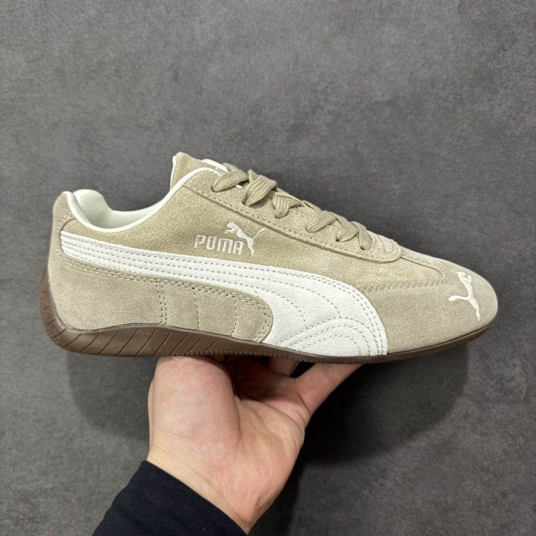 【公司级】Puma Speedcet OG 彪马低帮复古运动休闲赛车跑鞋 以趣味十足又前卫复古的设计引领潮流，将赛道精神融入街头时尚，开启前卫竞速之旅。融入经典配色，主打前卫复古风。鞋款的鞋侧以复古的流线造型，缀以经典Logo，巧妙吸睛；麂皮+网眼融合舒适鞋面，赋予了独特的个性美学，演绎赛车的无尽能量。 货号：403619-02 尺码：35.5-45-选品中心