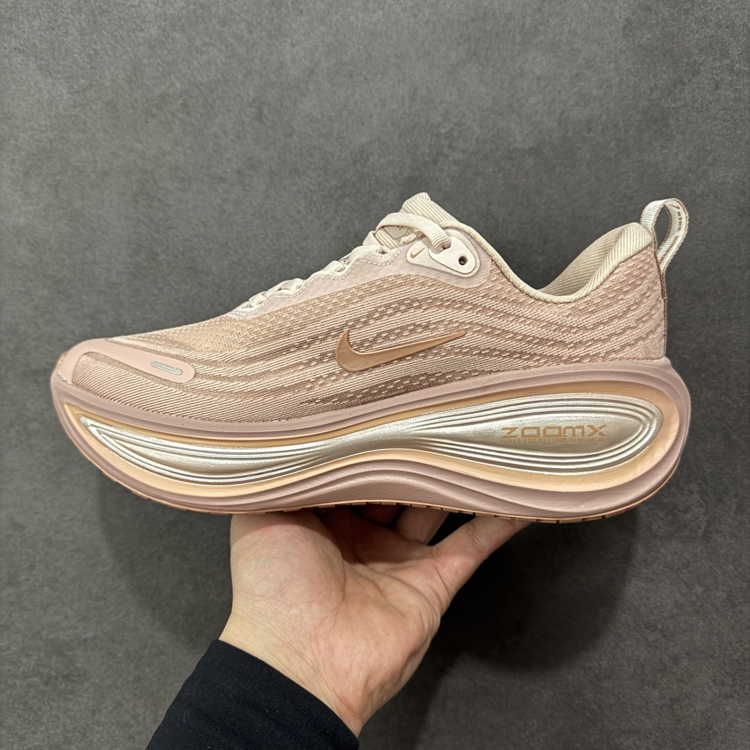 图片[2]-【公司级】Nike VOMERO PLUS 耐克 舒适减震防滑 低帮跑步鞋 全掌ReactX泡绵中底 前掌和后跟还配备了Air Zoom气垫单元 据说跑起来更快更舒适哦 这次最大的升级点 首次引入了ReactX泡绵 货号：HV8154-801 尺码：36 36.5 37.5 38 38.5 39 40 40.5 41-选品中心