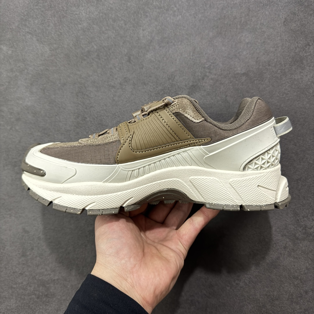 图片[2]-【公司级】Nike Zoom Vomero Roam马拉松复古五代休闲运动厚底增高慢跑鞋 采用环保纤维革饰片组合网眼布鞋面材质 升级正确后跟TPU加固 耐弯折热塑框架支撑鞋身 中底搭载EVA轻量缓震。 货号： HQ2181-006 尺码：36-45-选品中心