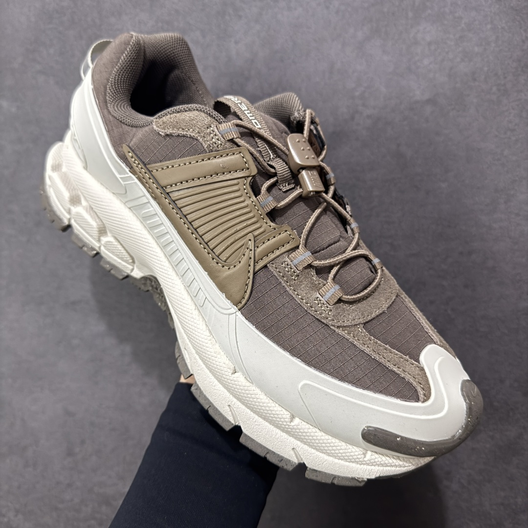 图片[3]-【公司级】Nike Zoom Vomero Roam马拉松复古五代休闲运动厚底增高慢跑鞋 采用环保纤维革饰片组合网眼布鞋面材质 升级正确后跟TPU加固 耐弯折热塑框架支撑鞋身 中底搭载EVA轻量缓震。 货号： HQ2181-006 尺码：36-45-选品中心