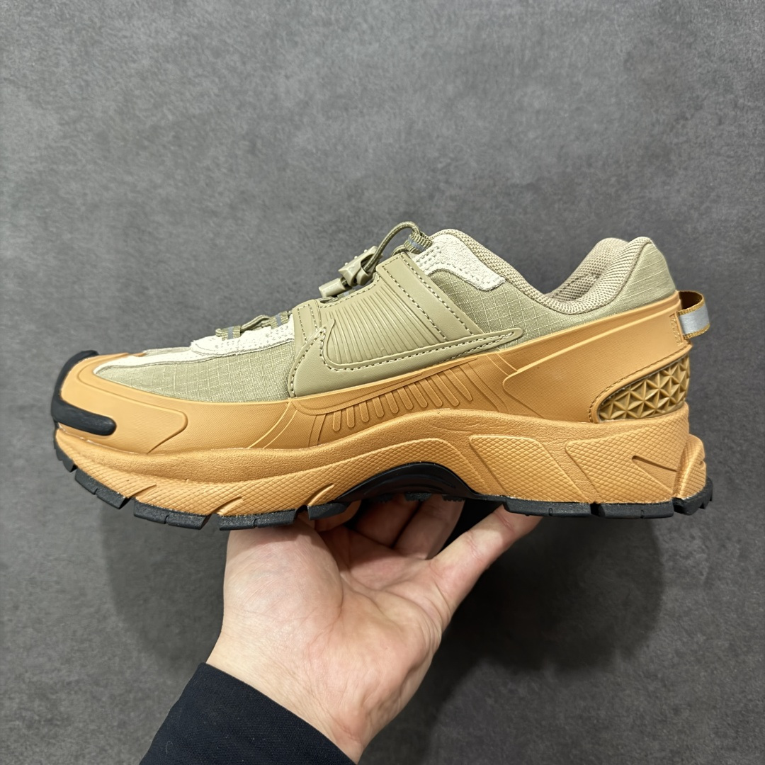 图片[2]-【公司级】Nike Zoom Vomero Roam马拉松复古五代休闲运动厚底增高慢跑鞋 采用环保纤维革饰片组合网眼布鞋面材质 升级正确后跟TPU加固 耐弯折热塑框架支撑鞋身 中底搭载EVA轻量缓震。 货号： HQ2181-200 尺码：36-45-选品中心