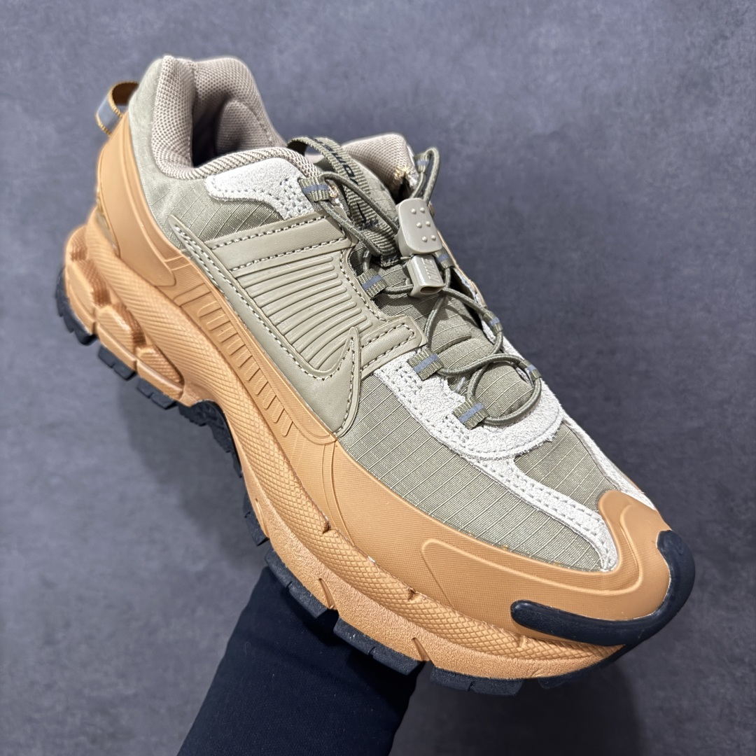 图片[3]-【公司级】Nike Zoom Vomero Roam马拉松复古五代休闲运动厚底增高慢跑鞋 采用环保纤维革饰片组合网眼布鞋面材质 升级正确后跟TPU加固 耐弯折热塑框架支撑鞋身 中底搭载EVA轻量缓震。 货号： HQ2181-200 尺码：36-45-选品中心