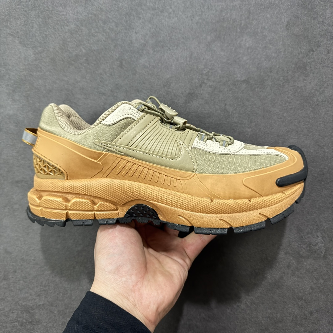 【公司级】Nike Zoom Vomero Roam马拉松复古五代休闲运动厚底增高慢跑鞋 采用环保纤维革饰片组合网眼布鞋面材质 升级正确后跟TPU加固 耐弯折热塑框架支撑鞋身 中底搭载EVA轻量缓震。 货号： HQ2181-200 尺码：36-45-选品中心