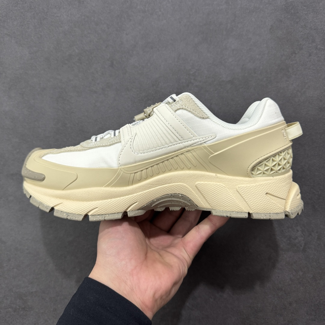 图片[2]-【公司级】Nike Zoom Vomero Roam马拉松复古五代休闲运动厚底增高慢跑鞋 采用环保纤维革饰片组合网眼布鞋面材质 升级正确后跟TPU加固 耐弯折热塑框架支撑鞋身 中底搭载EVA轻量缓震。 货号： FV2295-101 尺码：36-45-选品中心