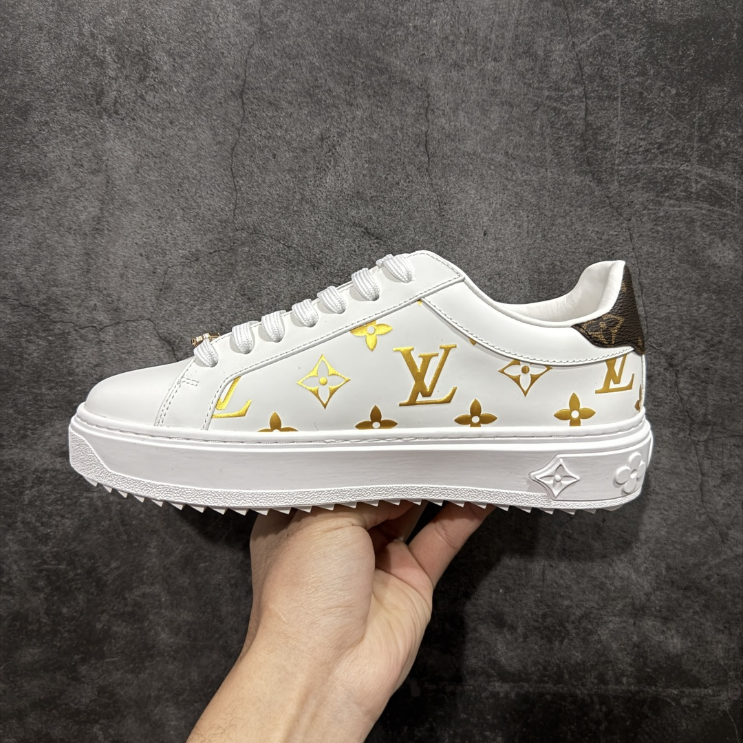 图片[2]-【莞产礼盒版】Louis Vuitton New Arrival 系列 LV Time Out 情侣小白鞋 ✦ 小白鞋正统线条：干净、高级、显脚瘦 ✦ 经典 Monogram 老花：辨识度满分，一眼奢侈 ✦ 进口头层小牛皮鞋面：细腻、柔韧、鞋面更挺括 ✦ 羊皮内里：脚感软糯不磨脚，全天穿无压力 ✦ 原楦开发：版型挺拔、比例更精致 ✦ 鞋边立体雕花纹理：细节完全到位，质感直观可见 ✦ 轻量橡胶大底：抓地防滑，上脚轻盈不累 ✦ 情侣款百搭属性：通勤、休闲、旅行全能搭配 ✦ 专柜级包装：原装鞋盒 / 防尘袋 / 配件齐全 尺码：35-45-选品中心