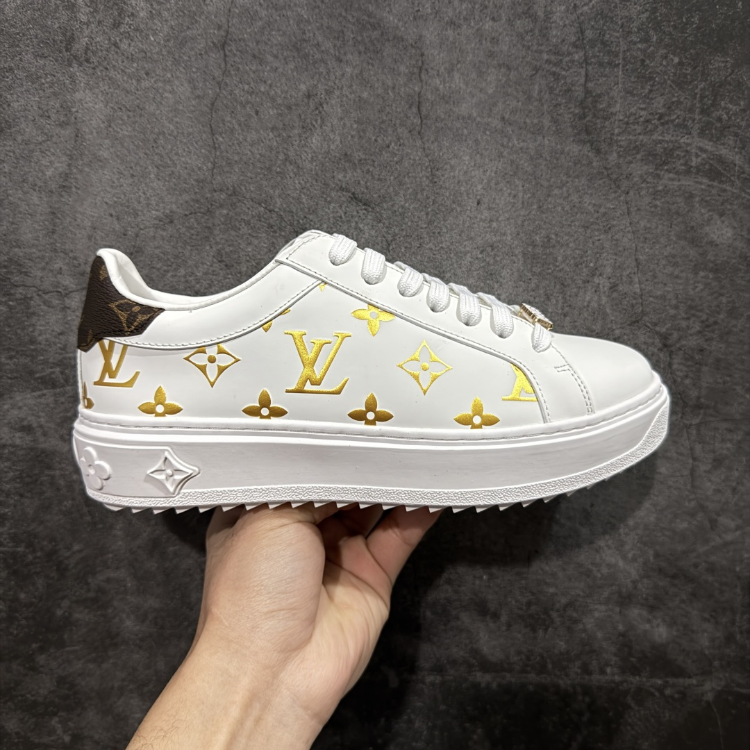 【莞产礼盒版】Louis Vuitton New Arrival 系列 LV Time Out 情侣小白鞋 ✦ 小白鞋正统线条：干净、高级、显脚瘦 ✦ 经典 Monogram 老花：辨识度满分，一眼奢侈 ✦ 进口头层小牛皮鞋面：细腻、柔韧、鞋面更挺括 ✦ 羊皮内里：脚感软糯不磨脚，全天穿无压力 ✦ 原楦开发：版型挺拔、比例更精致 ✦ 鞋边立体雕花纹理：细节完全到位，质感直观可见 ✦ 轻量橡胶大底：抓地防滑，上脚轻盈不累 ✦ 情侣款百搭属性：通勤、休闲、旅行全能搭配 ✦ 专柜级包装：原装鞋盒 / 防尘袋 / 配件齐全 尺码：35-45-选品中心