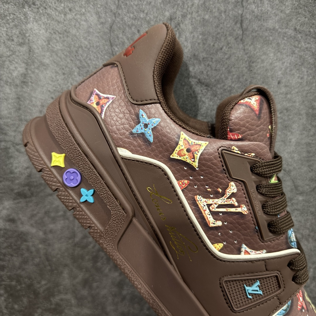 图片[7]-【YS纯原顶级版】 顶级莞产 Louis Vuitton路易威登 LV Trainer 系列 高奢运动鞋 糖果联名三色 ✦ 芯片配置，✦ 挂饰 NFC 芯片秒进官网 ✦ 同步 ZP 官网空胶工艺，结构逻辑一致 ✦ 正确胶片断点式设计，细节克制到位 ✦ 中底油印字母比例按原版还原 ✦ 1：1 原楦格板 / 楦头 / 刀磨 全新升级 ✦ 独家定制压纹麂皮，用料细腻耐看 ✦ 原版开模 TPU 大底 ✦ 脚感与质感取向偏原版 ✦ 代购指定高端版本 ✦ 全新升级 双盒礼盒 ✦ 全套配件齐全，整体完成度高 尺码：39–45-选品中心