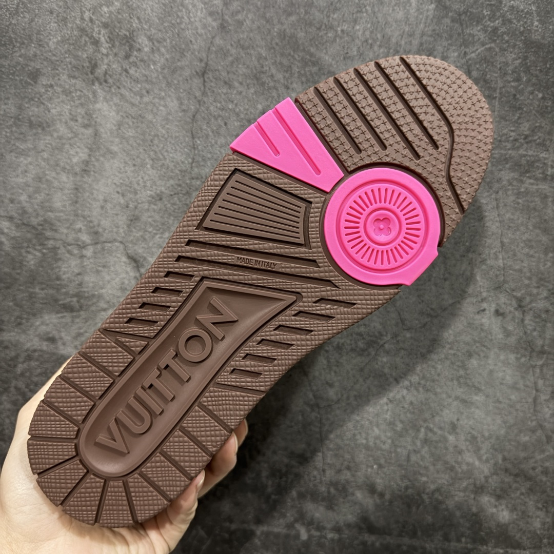 图片[9]-【YS纯原顶级版】 顶级莞产 Louis Vuitton路易威登 LV Trainer 系列 高奢运动鞋 糖果联名三色 ✦ 芯片配置，✦ 挂饰 NFC 芯片秒进官网 ✦ 同步 ZP 官网空胶工艺，结构逻辑一致 ✦ 正确胶片断点式设计，细节克制到位 ✦ 中底油印字母比例按原版还原 ✦ 1：1 原楦格板 / 楦头 / 刀磨 全新升级 ✦ 独家定制压纹麂皮，用料细腻耐看 ✦ 原版开模 TPU 大底 ✦ 脚感与质感取向偏原版 ✦ 代购指定高端版本 ✦ 全新升级 双盒礼盒 ✦ 全套配件齐全，整体完成度高 尺码：39–45-选品中心