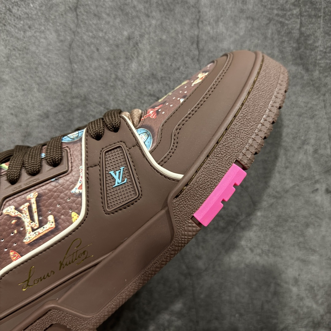 图片[6]-【YS纯原顶级版】 顶级莞产 Louis Vuitton路易威登 LV Trainer 系列 高奢运动鞋 糖果联名三色 ✦ 芯片配置，✦ 挂饰 NFC 芯片秒进官网 ✦ 同步 ZP 官网空胶工艺，结构逻辑一致 ✦ 正确胶片断点式设计，细节克制到位 ✦ 中底油印字母比例按原版还原 ✦ 1：1 原楦格板 / 楦头 / 刀磨 全新升级 ✦ 独家定制压纹麂皮，用料细腻耐看 ✦ 原版开模 TPU 大底 ✦ 脚感与质感取向偏原版 ✦ 代购指定高端版本 ✦ 全新升级 双盒礼盒 ✦ 全套配件齐全，整体完成度高 尺码：39–45-选品中心