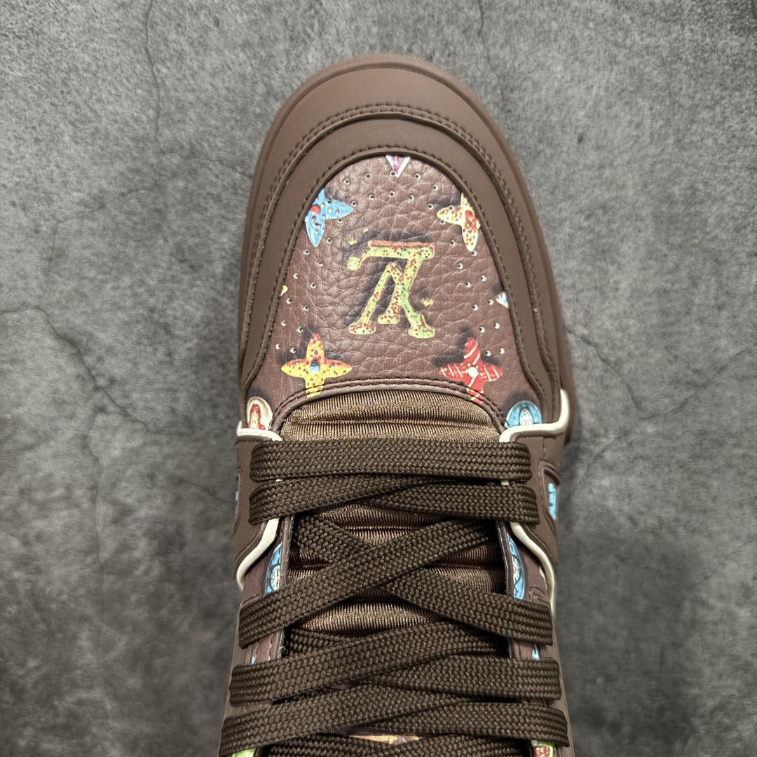 图片[5]-【YS纯原顶级版】 顶级莞产 Louis Vuitton路易威登 LV Trainer 系列 高奢运动鞋 糖果联名三色 ✦ 芯片配置，✦ 挂饰 NFC 芯片秒进官网 ✦ 同步 ZP 官网空胶工艺，结构逻辑一致 ✦ 正确胶片断点式设计，细节克制到位 ✦ 中底油印字母比例按原版还原 ✦ 1：1 原楦格板 / 楦头 / 刀磨 全新升级 ✦ 独家定制压纹麂皮，用料细腻耐看 ✦ 原版开模 TPU 大底 ✦ 脚感与质感取向偏原版 ✦ 代购指定高端版本 ✦ 全新升级 双盒礼盒 ✦ 全套配件齐全，整体完成度高 尺码：39–45-选品中心