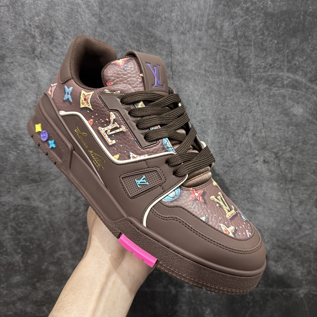 图片[3]-【YS纯原顶级版】 顶级莞产 Louis Vuitton路易威登 LV Trainer 系列 高奢运动鞋 糖果联名三色 ✦ 芯片配置，✦ 挂饰 NFC 芯片秒进官网 ✦ 同步 ZP 官网空胶工艺，结构逻辑一致 ✦ 正确胶片断点式设计，细节克制到位 ✦ 中底油印字母比例按原版还原 ✦ 1：1 原楦格板 / 楦头 / 刀磨 全新升级 ✦ 独家定制压纹麂皮，用料细腻耐看 ✦ 原版开模 TPU 大底 ✦ 脚感与质感取向偏原版 ✦ 代购指定高端版本 ✦ 全新升级 双盒礼盒 ✦ 全套配件齐全，整体完成度高 尺码：39–45-选品中心