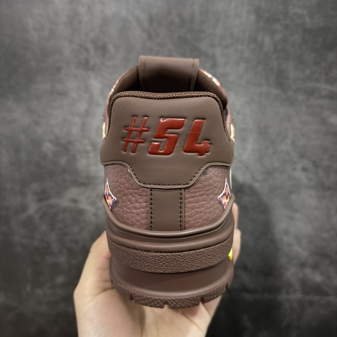 图片[4]-【YS纯原顶级版】 顶级莞产 Louis Vuitton路易威登 LV Trainer 系列 高奢运动鞋 糖果联名三色 ✦ 芯片配置，✦ 挂饰 NFC 芯片秒进官网 ✦ 同步 ZP 官网空胶工艺，结构逻辑一致 ✦ 正确胶片断点式设计，细节克制到位 ✦ 中底油印字母比例按原版还原 ✦ 1：1 原楦格板 / 楦头 / 刀磨 全新升级 ✦ 独家定制压纹麂皮，用料细腻耐看 ✦ 原版开模 TPU 大底 ✦ 脚感与质感取向偏原版 ✦ 代购指定高端版本 ✦ 全新升级 双盒礼盒 ✦ 全套配件齐全，整体完成度高 尺码：39–45-选品中心