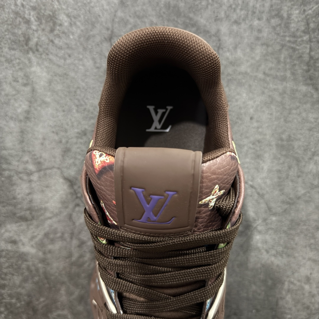 图片[8]-【YS纯原顶级版】 顶级莞产 Louis Vuitton路易威登 LV Trainer 系列 高奢运动鞋 糖果联名三色 ✦ 芯片配置，✦ 挂饰 NFC 芯片秒进官网 ✦ 同步 ZP 官网空胶工艺，结构逻辑一致 ✦ 正确胶片断点式设计，细节克制到位 ✦ 中底油印字母比例按原版还原 ✦ 1：1 原楦格板 / 楦头 / 刀磨 全新升级 ✦ 独家定制压纹麂皮，用料细腻耐看 ✦ 原版开模 TPU 大底 ✦ 脚感与质感取向偏原版 ✦ 代购指定高端版本 ✦ 全新升级 双盒礼盒 ✦ 全套配件齐全，整体完成度高 尺码：39–45-选品中心