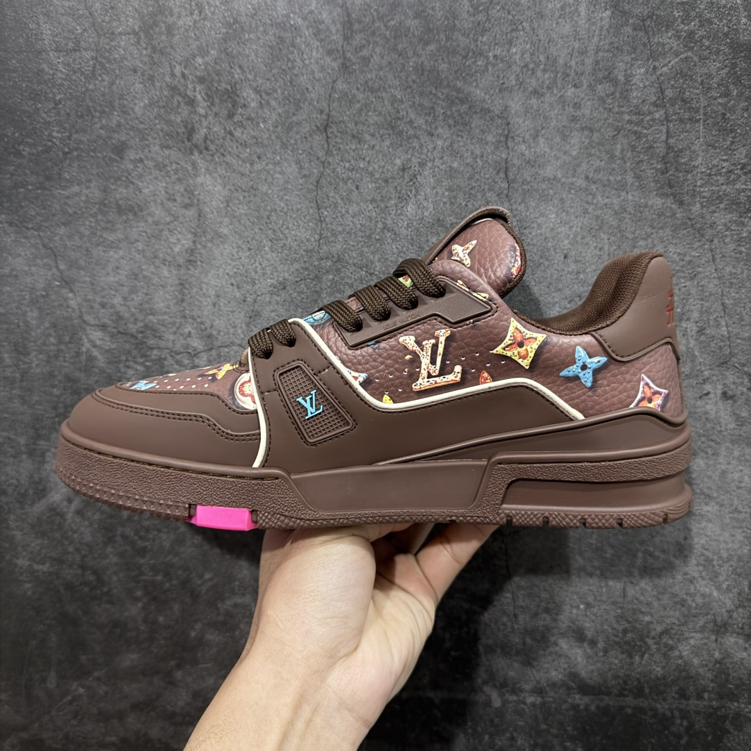 图片[2]-【YS纯原顶级版】 顶级莞产 Louis Vuitton路易威登 LV Trainer 系列 高奢运动鞋 糖果联名三色 ✦ 芯片配置，✦ 挂饰 NFC 芯片秒进官网 ✦ 同步 ZP 官网空胶工艺，结构逻辑一致 ✦ 正确胶片断点式设计，细节克制到位 ✦ 中底油印字母比例按原版还原 ✦ 1：1 原楦格板 / 楦头 / 刀磨 全新升级 ✦ 独家定制压纹麂皮，用料细腻耐看 ✦ 原版开模 TPU 大底 ✦ 脚感与质感取向偏原版 ✦ 代购指定高端版本 ✦ 全新升级 双盒礼盒 ✦ 全套配件齐全，整体完成度高 尺码：39–45-选品中心