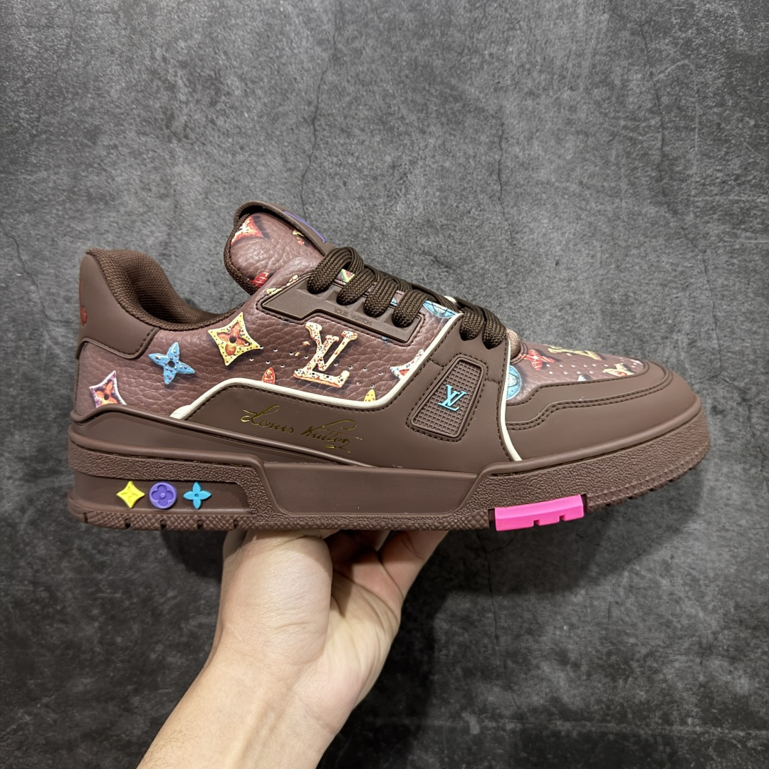 【YS纯原顶级版】 顶级莞产 Louis Vuitton路易威登 LV Trainer 系列 高奢运动鞋 糖果联名三色 ✦ 芯片配置，✦ 挂饰 NFC 芯片秒进官网 ✦ 同步 ZP 官网空胶工艺，结构逻辑一致 ✦ 正确胶片断点式设计，细节克制到位 ✦ 中底油印字母比例按原版还原 ✦ 1：1 原楦格板 / 楦头 / 刀磨 全新升级 ✦ 独家定制压纹麂皮，用料细腻耐看 ✦ 原版开模 TPU 大底 ✦ 脚感与质感取向偏原版 ✦ 代购指定高端版本 ✦ 全新升级 双盒礼盒 ✦ 全套配件齐全，整体完成度高 尺码：39–45-选品中心