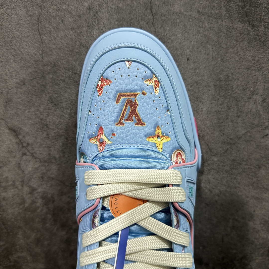 图片[5]-【YS纯原顶级版】 顶级莞产 Louis Vuitton路易威登 LV Trainer 系列 高奢运动鞋 糖果联名三色 ✦ 芯片配置，✦ 挂饰 NFC 芯片秒进官网 ✦ 同步 ZP 官网空胶工艺，结构逻辑一致 ✦ 正确胶片断点式设计，细节克制到位 ✦ 中底油印字母比例按原版还原 ✦ 1：1 原楦格板 / 楦头 / 刀磨 全新升级 ✦ 独家定制压纹麂皮，用料细腻耐看 ✦ 原版开模 TPU 大底 ✦ 脚感与质感取向偏原版 ✦ 代购指定高端版本 ✦ 全新升级 双盒礼盒 ✦ 全套配件齐全，整体完成度高 尺码：39–45-选品中心