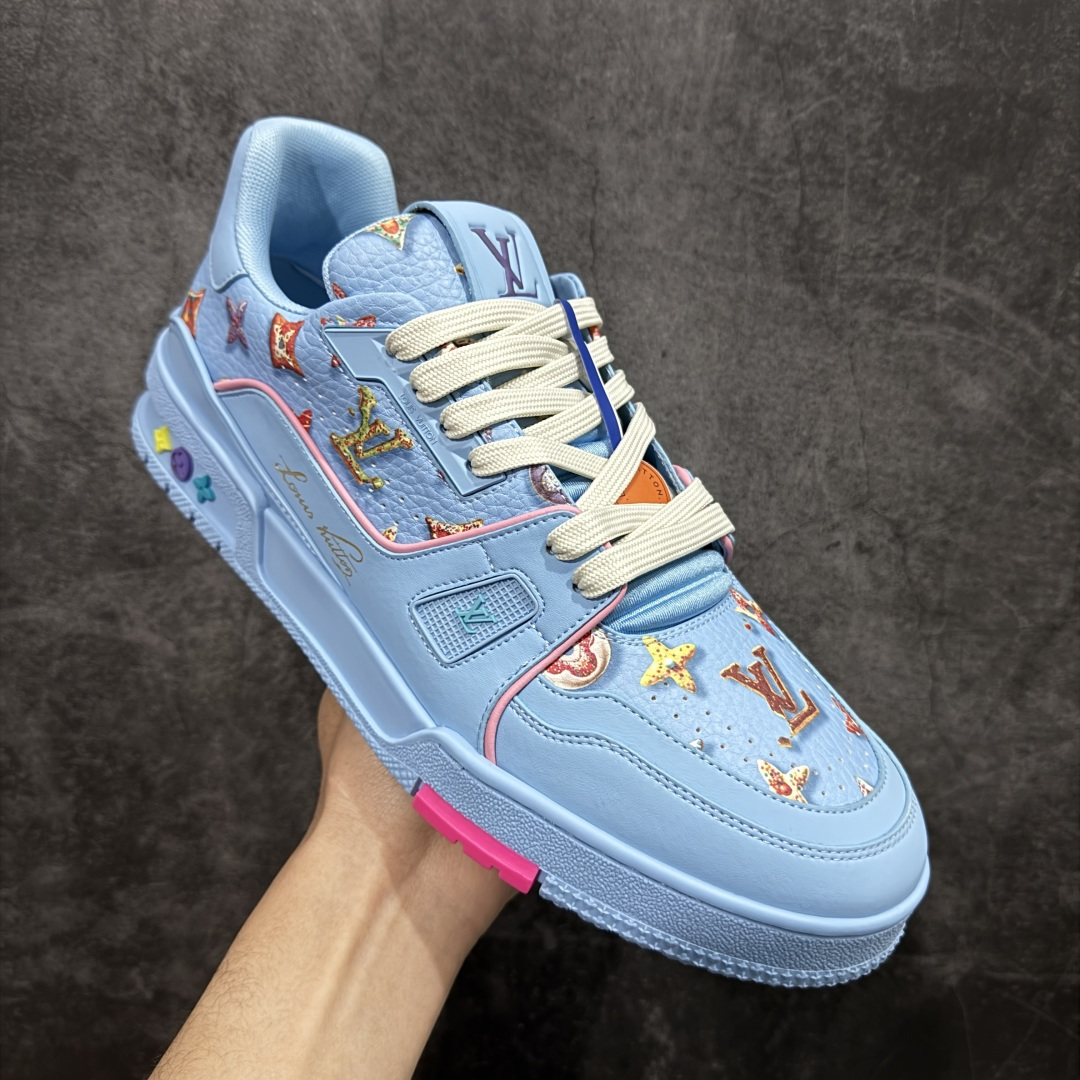图片[3]-【YS纯原顶级版】 顶级莞产 Louis Vuitton路易威登 LV Trainer 系列 高奢运动鞋 糖果联名三色 ✦ 芯片配置，✦ 挂饰 NFC 芯片秒进官网 ✦ 同步 ZP 官网空胶工艺，结构逻辑一致 ✦ 正确胶片断点式设计，细节克制到位 ✦ 中底油印字母比例按原版还原 ✦ 1：1 原楦格板 / 楦头 / 刀磨 全新升级 ✦ 独家定制压纹麂皮，用料细腻耐看 ✦ 原版开模 TPU 大底 ✦ 脚感与质感取向偏原版 ✦ 代购指定高端版本 ✦ 全新升级 双盒礼盒 ✦ 全套配件齐全，整体完成度高 尺码：39–45-选品中心