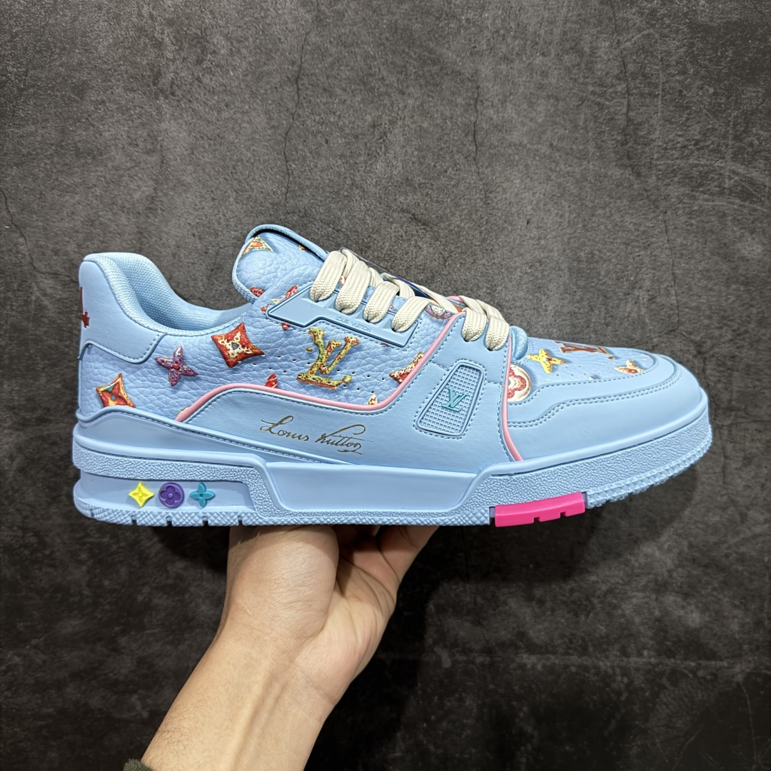 【YS纯原顶级版】 顶级莞产 Louis Vuitton路易威登 LV Trainer 系列 高奢运动鞋 糖果联名三色 ✦ 芯片配置，✦ 挂饰 NFC 芯片秒进官网 ✦ 同步 ZP 官网空胶工艺，结构逻辑一致 ✦ 正确胶片断点式设计，细节克制到位 ✦ 中底油印字母比例按原版还原 ✦ 1：1 原楦格板 / 楦头 / 刀磨 全新升级 ✦ 独家定制压纹麂皮，用料细腻耐看 ✦ 原版开模 TPU 大底 ✦ 脚感与质感取向偏原版 ✦ 代购指定高端版本 ✦ 全新升级 双盒礼盒 ✦ 全套配件齐全，整体完成度高 尺码：39–45-选品中心