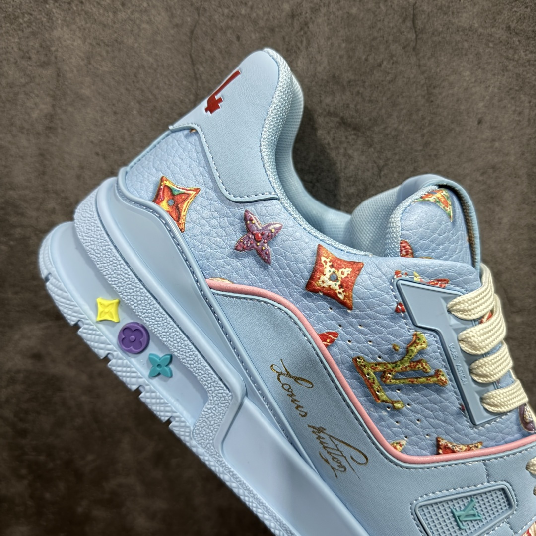 图片[7]-【YS纯原顶级版】 顶级莞产 Louis Vuitton路易威登 LV Trainer 系列 高奢运动鞋 糖果联名三色 ✦ 芯片配置，✦ 挂饰 NFC 芯片秒进官网 ✦ 同步 ZP 官网空胶工艺，结构逻辑一致 ✦ 正确胶片断点式设计，细节克制到位 ✦ 中底油印字母比例按原版还原 ✦ 1：1 原楦格板 / 楦头 / 刀磨 全新升级 ✦ 独家定制压纹麂皮，用料细腻耐看 ✦ 原版开模 TPU 大底 ✦ 脚感与质感取向偏原版 ✦ 代购指定高端版本 ✦ 全新升级 双盒礼盒 ✦ 全套配件齐全，整体完成度高 尺码：39–45-选品中心