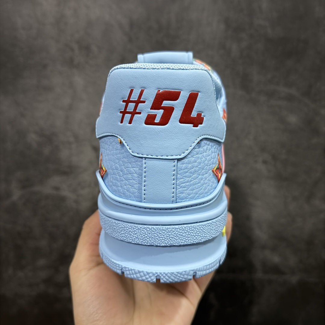 图片[4]-【YS纯原顶级版】 顶级莞产 Louis Vuitton路易威登 LV Trainer 系列 高奢运动鞋 糖果联名三色 ✦ 芯片配置，✦ 挂饰 NFC 芯片秒进官网 ✦ 同步 ZP 官网空胶工艺，结构逻辑一致 ✦ 正确胶片断点式设计，细节克制到位 ✦ 中底油印字母比例按原版还原 ✦ 1：1 原楦格板 / 楦头 / 刀磨 全新升级 ✦ 独家定制压纹麂皮，用料细腻耐看 ✦ 原版开模 TPU 大底 ✦ 脚感与质感取向偏原版 ✦ 代购指定高端版本 ✦ 全新升级 双盒礼盒 ✦ 全套配件齐全，整体完成度高 尺码：39–45-选品中心