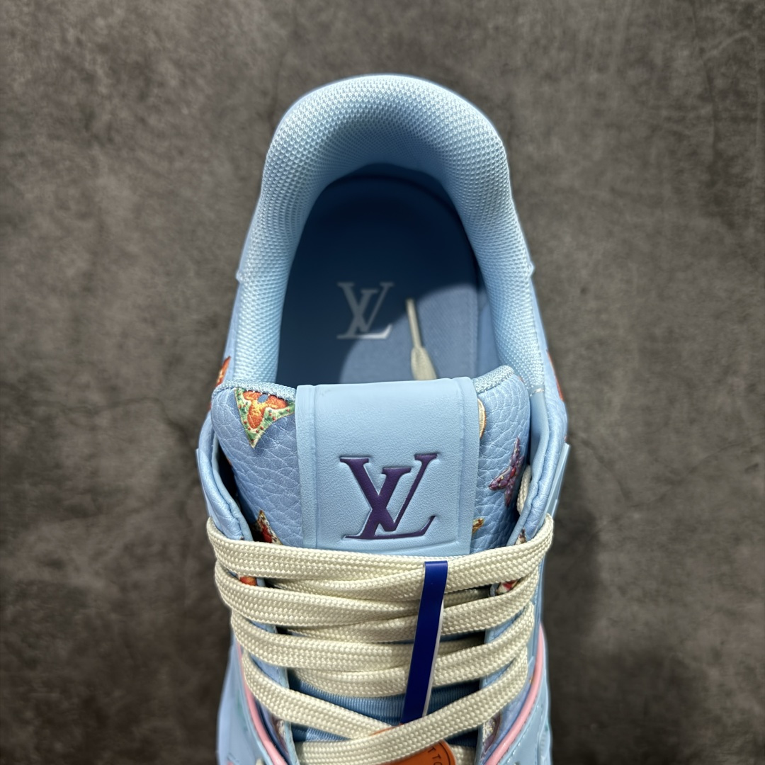 图片[8]-【YS纯原顶级版】 顶级莞产 Louis Vuitton路易威登 LV Trainer 系列 高奢运动鞋 糖果联名三色 ✦ 芯片配置，✦ 挂饰 NFC 芯片秒进官网 ✦ 同步 ZP 官网空胶工艺，结构逻辑一致 ✦ 正确胶片断点式设计，细节克制到位 ✦ 中底油印字母比例按原版还原 ✦ 1：1 原楦格板 / 楦头 / 刀磨 全新升级 ✦ 独家定制压纹麂皮，用料细腻耐看 ✦ 原版开模 TPU 大底 ✦ 脚感与质感取向偏原版 ✦ 代购指定高端版本 ✦ 全新升级 双盒礼盒 ✦ 全套配件齐全，整体完成度高 尺码：39–45-选品中心