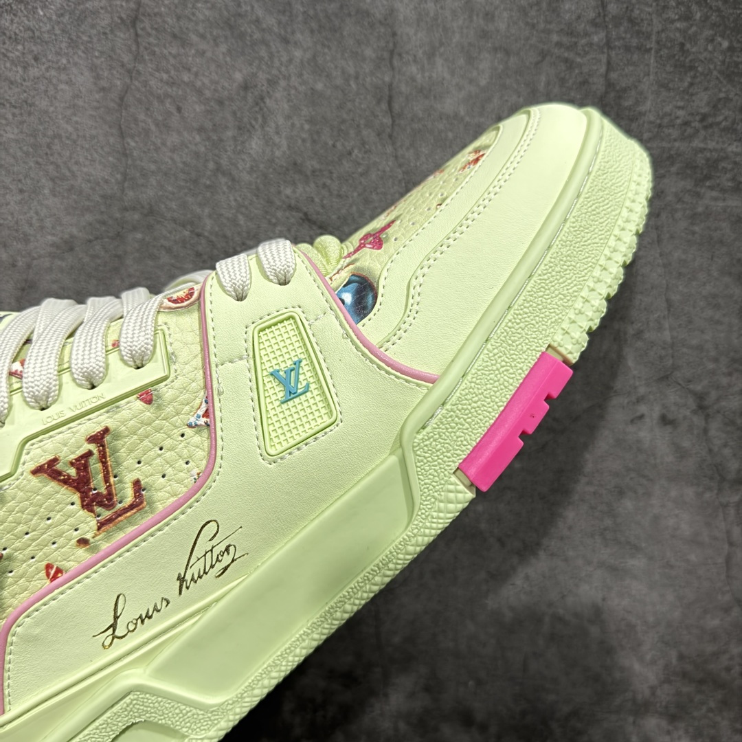 图片[6]-【YS纯原顶级版】 顶级莞产 Louis Vuitton路易威登 LV Trainer 系列 高奢运动鞋 糖果联名三色 ✦ 芯片配置，✦ 挂饰 NFC 芯片秒进官网 ✦ 同步 ZP 官网空胶工艺，结构逻辑一致 ✦ 正确胶片断点式设计，细节克制到位 ✦ 中底油印字母比例按原版还原 ✦ 1：1 原楦格板 / 楦头 / 刀磨 全新升级 ✦ 独家定制压纹麂皮，用料细腻耐看 ✦ 原版开模 TPU 大底 ✦ 脚感与质感取向偏原版 ✦ 代购指定高端版本 ✦ 全新升级 双盒礼盒 ✦ 全套配件齐全，整体完成度高 尺码：39–45-选品中心
