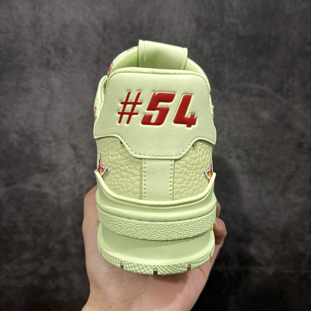 图片[4]-【YS纯原顶级版】 顶级莞产 Louis Vuitton路易威登 LV Trainer 系列 高奢运动鞋 糖果联名三色 ✦ 芯片配置，✦ 挂饰 NFC 芯片秒进官网 ✦ 同步 ZP 官网空胶工艺，结构逻辑一致 ✦ 正确胶片断点式设计，细节克制到位 ✦ 中底油印字母比例按原版还原 ✦ 1：1 原楦格板 / 楦头 / 刀磨 全新升级 ✦ 独家定制压纹麂皮，用料细腻耐看 ✦ 原版开模 TPU 大底 ✦ 脚感与质感取向偏原版 ✦ 代购指定高端版本 ✦ 全新升级 双盒礼盒 ✦ 全套配件齐全，整体完成度高 尺码：39–45-选品中心