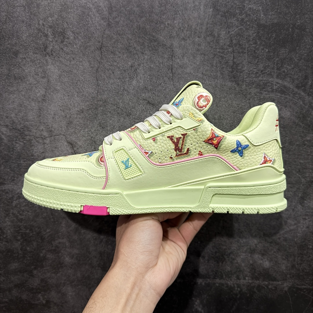 图片[2]-【YS纯原顶级版】 顶级莞产 Louis Vuitton路易威登 LV Trainer 系列 高奢运动鞋 糖果联名三色 ✦ 芯片配置，✦ 挂饰 NFC 芯片秒进官网 ✦ 同步 ZP 官网空胶工艺，结构逻辑一致 ✦ 正确胶片断点式设计，细节克制到位 ✦ 中底油印字母比例按原版还原 ✦ 1：1 原楦格板 / 楦头 / 刀磨 全新升级 ✦ 独家定制压纹麂皮，用料细腻耐看 ✦ 原版开模 TPU 大底 ✦ 脚感与质感取向偏原版 ✦ 代购指定高端版本 ✦ 全新升级 双盒礼盒 ✦ 全套配件齐全，整体完成度高 尺码：39–45-选品中心