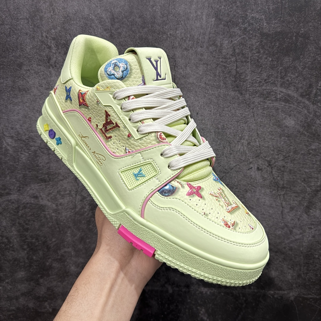 图片[3]-【YS纯原顶级版】 顶级莞产 Louis Vuitton路易威登 LV Trainer 系列 高奢运动鞋 糖果联名三色 ✦ 芯片配置，✦ 挂饰 NFC 芯片秒进官网 ✦ 同步 ZP 官网空胶工艺，结构逻辑一致 ✦ 正确胶片断点式设计，细节克制到位 ✦ 中底油印字母比例按原版还原 ✦ 1：1 原楦格板 / 楦头 / 刀磨 全新升级 ✦ 独家定制压纹麂皮，用料细腻耐看 ✦ 原版开模 TPU 大底 ✦ 脚感与质感取向偏原版 ✦ 代购指定高端版本 ✦ 全新升级 双盒礼盒 ✦ 全套配件齐全，整体完成度高 尺码：39–45-选品中心