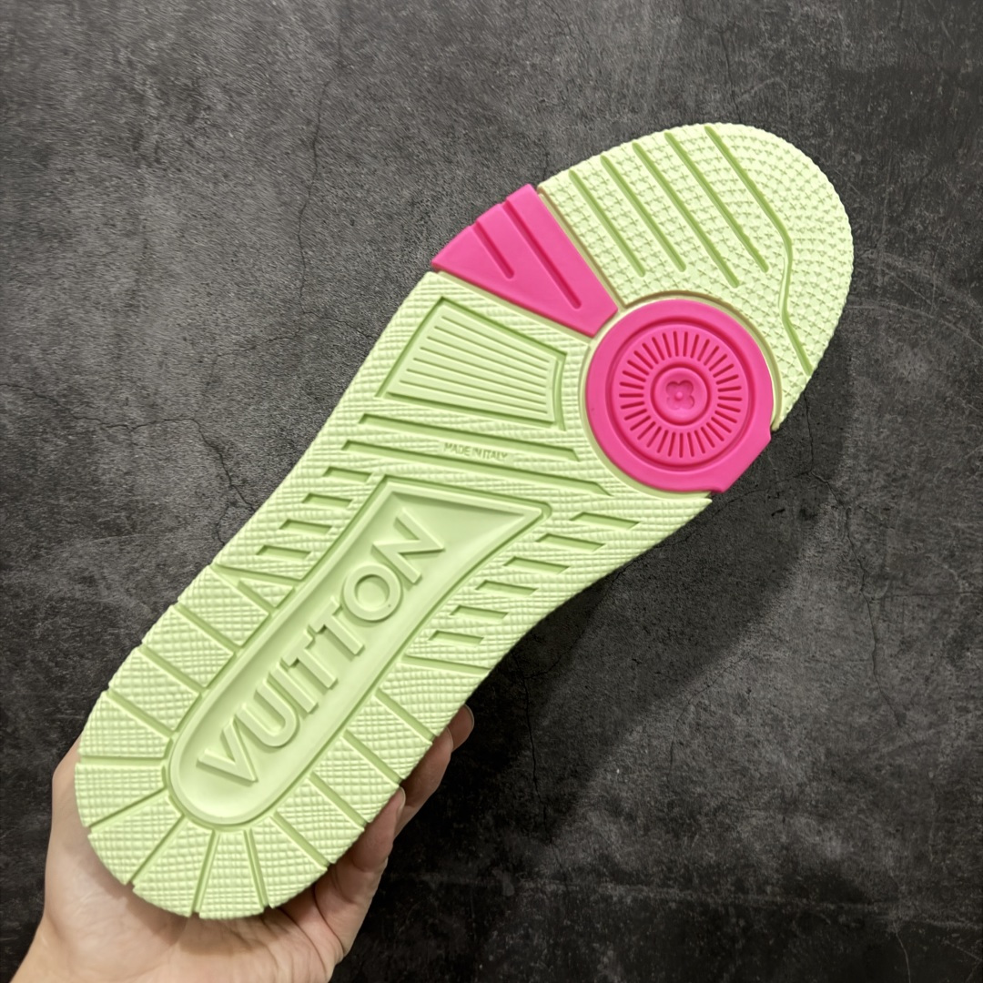 图片[9]-【YS纯原顶级版】 顶级莞产 Louis Vuitton路易威登 LV Trainer 系列 高奢运动鞋 糖果联名三色 ✦ 芯片配置，✦ 挂饰 NFC 芯片秒进官网 ✦ 同步 ZP 官网空胶工艺，结构逻辑一致 ✦ 正确胶片断点式设计，细节克制到位 ✦ 中底油印字母比例按原版还原 ✦ 1：1 原楦格板 / 楦头 / 刀磨 全新升级 ✦ 独家定制压纹麂皮，用料细腻耐看 ✦ 原版开模 TPU 大底 ✦ 脚感与质感取向偏原版 ✦ 代购指定高端版本 ✦ 全新升级 双盒礼盒 ✦ 全套配件齐全，整体完成度高 尺码：39–45-选品中心