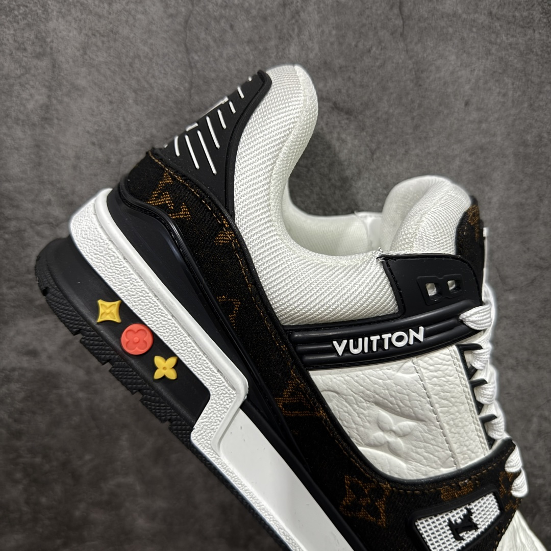 图片[7]-【YS纯原顶级版】 顶级莞产 Louis Vuitton路易威登 LV Trainer 系列 高奢运动鞋 白黑棕拼接牛仔 ✦ 芯片配置，✦ 挂饰 NFC 芯片秒进官网 ✦ 同步 ZP 官网空胶工艺，结构逻辑一致 ✦ 正确胶片断点式设计，细节克制到位 ✦ 中底油印字母比例按原版还原 ✦ 1：1 原楦格板 / 楦头 / 刀磨 全新升级 ✦ 独家定制压纹麂皮，用料细腻耐看 ✦ 原版开模 TPU 大底 ✦ 脚感与质感取向偏原版 ✦ 代购指定高端版本 ✦ 全新升级 双盒礼盒 ✦ 全套配件齐全，整体完成度高 尺码：39–45-选品中心