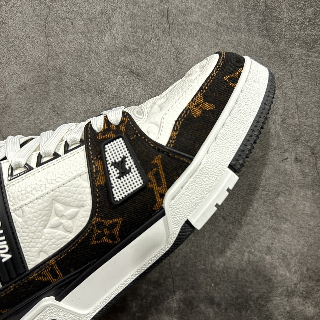 图片[6]-【YS纯原顶级版】 顶级莞产 Louis Vuitton路易威登 LV Trainer 系列 高奢运动鞋 白黑棕拼接牛仔 ✦ 芯片配置，✦ 挂饰 NFC 芯片秒进官网 ✦ 同步 ZP 官网空胶工艺，结构逻辑一致 ✦ 正确胶片断点式设计，细节克制到位 ✦ 中底油印字母比例按原版还原 ✦ 1：1 原楦格板 / 楦头 / 刀磨 全新升级 ✦ 独家定制压纹麂皮，用料细腻耐看 ✦ 原版开模 TPU 大底 ✦ 脚感与质感取向偏原版 ✦ 代购指定高端版本 ✦ 全新升级 双盒礼盒 ✦ 全套配件齐全，整体完成度高 尺码：39–45-选品中心