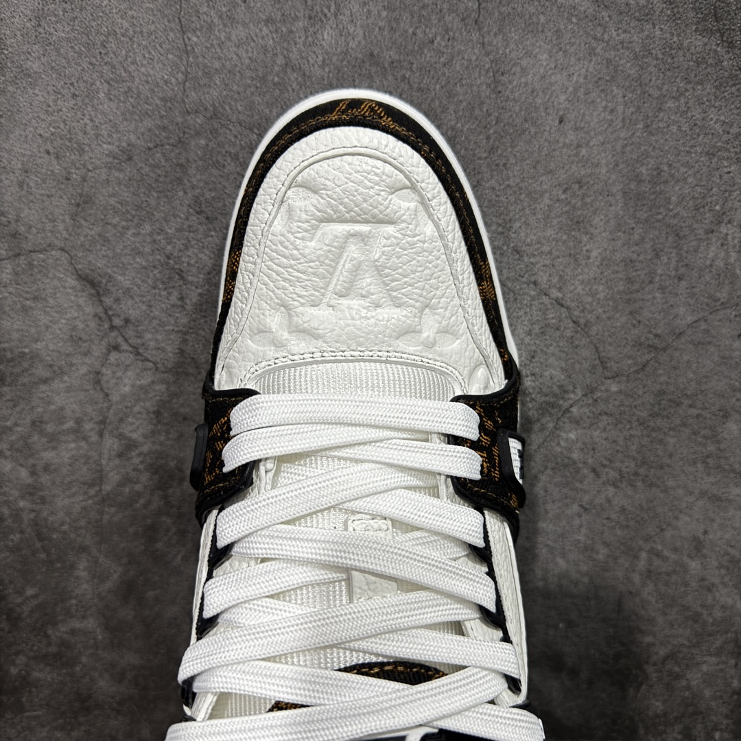 图片[5]-【YS纯原顶级版】 顶级莞产 Louis Vuitton路易威登 LV Trainer 系列 高奢运动鞋 白黑棕拼接牛仔 ✦ 芯片配置，✦ 挂饰 NFC 芯片秒进官网 ✦ 同步 ZP 官网空胶工艺，结构逻辑一致 ✦ 正确胶片断点式设计，细节克制到位 ✦ 中底油印字母比例按原版还原 ✦ 1：1 原楦格板 / 楦头 / 刀磨 全新升级 ✦ 独家定制压纹麂皮，用料细腻耐看 ✦ 原版开模 TPU 大底 ✦ 脚感与质感取向偏原版 ✦ 代购指定高端版本 ✦ 全新升级 双盒礼盒 ✦ 全套配件齐全，整体完成度高 尺码：39–45-选品中心