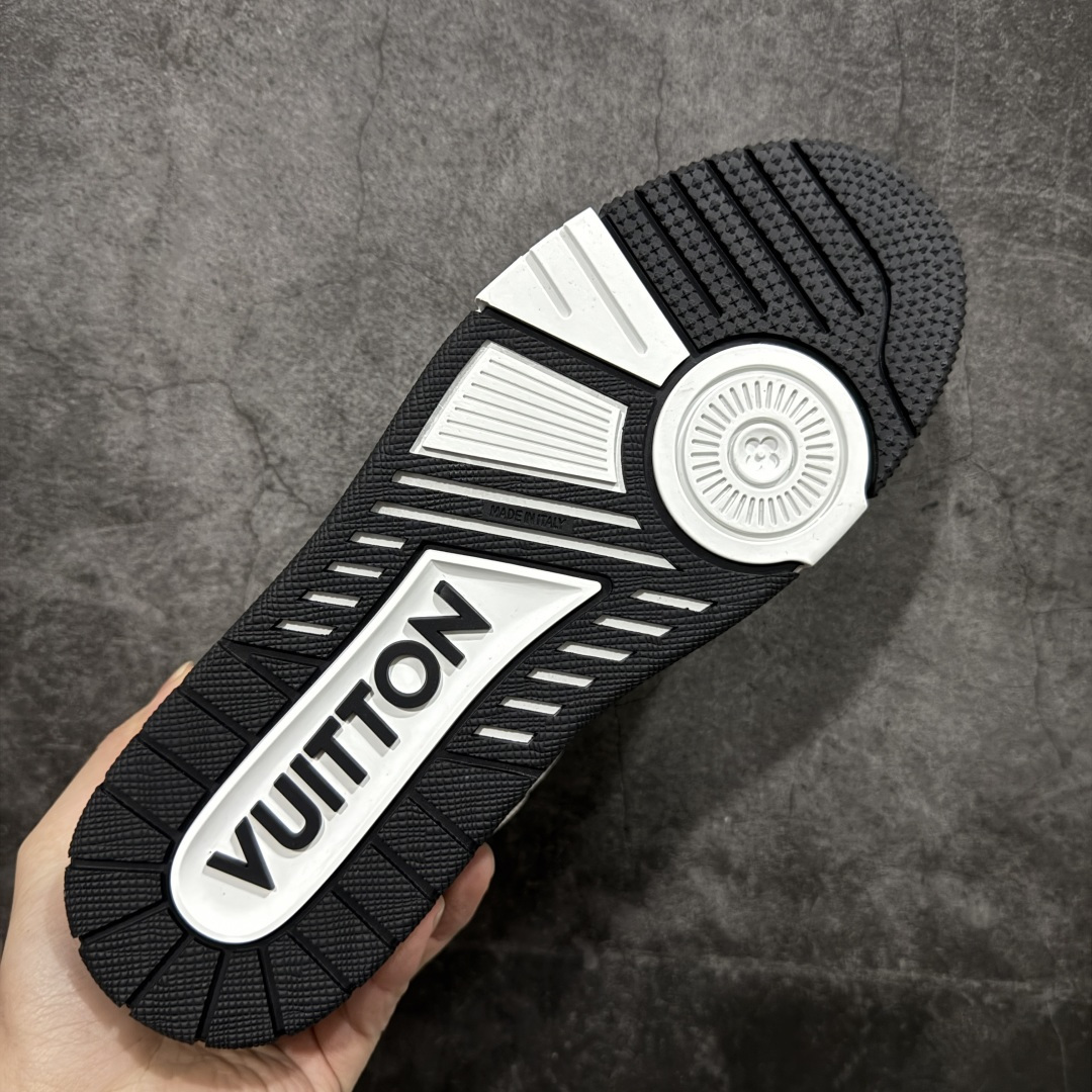 图片[9]-【YS纯原顶级版】 顶级莞产 Louis Vuitton路易威登 LV Trainer 系列 高奢运动鞋 白黑棕拼接牛仔 ✦ 芯片配置，✦ 挂饰 NFC 芯片秒进官网 ✦ 同步 ZP 官网空胶工艺，结构逻辑一致 ✦ 正确胶片断点式设计，细节克制到位 ✦ 中底油印字母比例按原版还原 ✦ 1：1 原楦格板 / 楦头 / 刀磨 全新升级 ✦ 独家定制压纹麂皮，用料细腻耐看 ✦ 原版开模 TPU 大底 ✦ 脚感与质感取向偏原版 ✦ 代购指定高端版本 ✦ 全新升级 双盒礼盒 ✦ 全套配件齐全，整体完成度高 尺码：39–45-选品中心