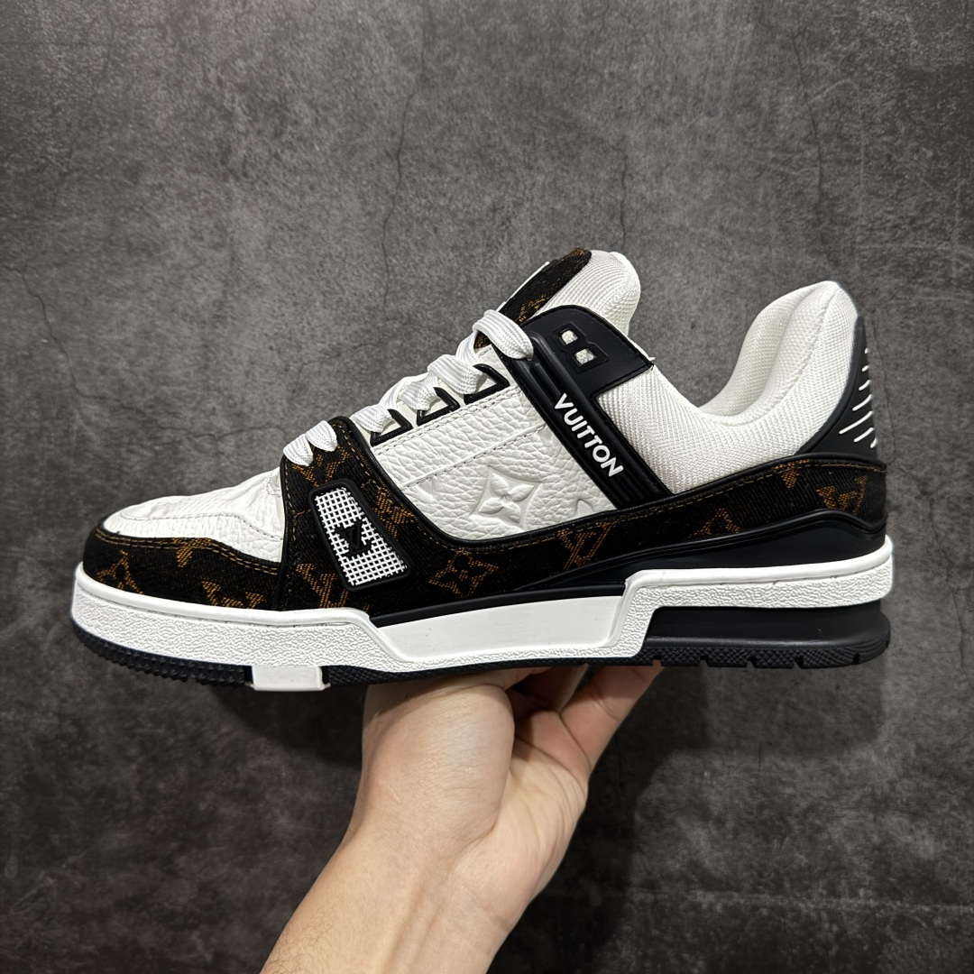 图片[2]-【YS纯原顶级版】 顶级莞产 Louis Vuitton路易威登 LV Trainer 系列 高奢运动鞋 白黑棕拼接牛仔 ✦ 芯片配置，✦ 挂饰 NFC 芯片秒进官网 ✦ 同步 ZP 官网空胶工艺，结构逻辑一致 ✦ 正确胶片断点式设计，细节克制到位 ✦ 中底油印字母比例按原版还原 ✦ 1：1 原楦格板 / 楦头 / 刀磨 全新升级 ✦ 独家定制压纹麂皮，用料细腻耐看 ✦ 原版开模 TPU 大底 ✦ 脚感与质感取向偏原版 ✦ 代购指定高端版本 ✦ 全新升级 双盒礼盒 ✦ 全套配件齐全，整体完成度高 尺码：39–45-选品中心