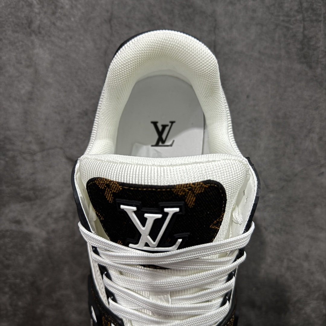 图片[8]-【YS纯原顶级版】 顶级莞产 Louis Vuitton路易威登 LV Trainer 系列 高奢运动鞋 白黑棕拼接牛仔 ✦ 芯片配置，✦ 挂饰 NFC 芯片秒进官网 ✦ 同步 ZP 官网空胶工艺，结构逻辑一致 ✦ 正确胶片断点式设计，细节克制到位 ✦ 中底油印字母比例按原版还原 ✦ 1：1 原楦格板 / 楦头 / 刀磨 全新升级 ✦ 独家定制压纹麂皮，用料细腻耐看 ✦ 原版开模 TPU 大底 ✦ 脚感与质感取向偏原版 ✦ 代购指定高端版本 ✦ 全新升级 双盒礼盒 ✦ 全套配件齐全，整体完成度高 尺码：39–45-选品中心