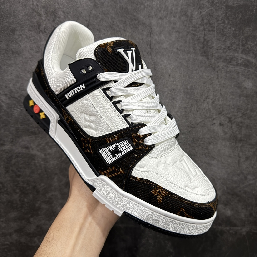 图片[3]-【YS纯原顶级版】 顶级莞产 Louis Vuitton路易威登 LV Trainer 系列 高奢运动鞋 白黑棕拼接牛仔 ✦ 芯片配置，✦ 挂饰 NFC 芯片秒进官网 ✦ 同步 ZP 官网空胶工艺，结构逻辑一致 ✦ 正确胶片断点式设计，细节克制到位 ✦ 中底油印字母比例按原版还原 ✦ 1：1 原楦格板 / 楦头 / 刀磨 全新升级 ✦ 独家定制压纹麂皮，用料细腻耐看 ✦ 原版开模 TPU 大底 ✦ 脚感与质感取向偏原版 ✦ 代购指定高端版本 ✦ 全新升级 双盒礼盒 ✦ 全套配件齐全，整体完成度高 尺码：39–45-选品中心