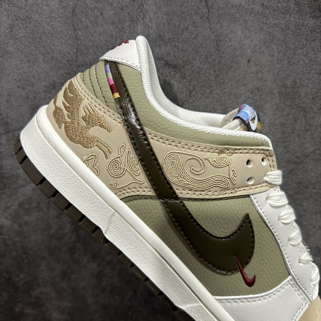 图片[7]-【性价比礼盒版】Nike SB Dunk Low“ 马年限定”周年高端定制 低帮休闲板鞋 正确原厂皮质感 礼盒包装 大厂性价比出货 区别市场错版 超高清洁度 皮料切割干净无任何毛边 细节完美 性价比十足 货号：IQ1118-220 尺码： 36 36.5 37.5 38 38.5 39 40 40.5 41 42 42.5 43 44 44.5 45 46 47.5-选品中心