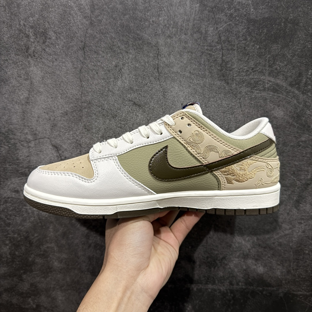 图片[2]-【性价比礼盒版】Nike SB Dunk Low“ 马年限定”周年高端定制 低帮休闲板鞋 正确原厂皮质感 礼盒包装 大厂性价比出货 区别市场错版 超高清洁度 皮料切割干净无任何毛边 细节完美 性价比十足 货号：IQ1118-220 尺码： 36 36.5 37.5 38 38.5 39 40 40.5 41 42 42.5 43 44 44.5 45 46 47.5-选品中心