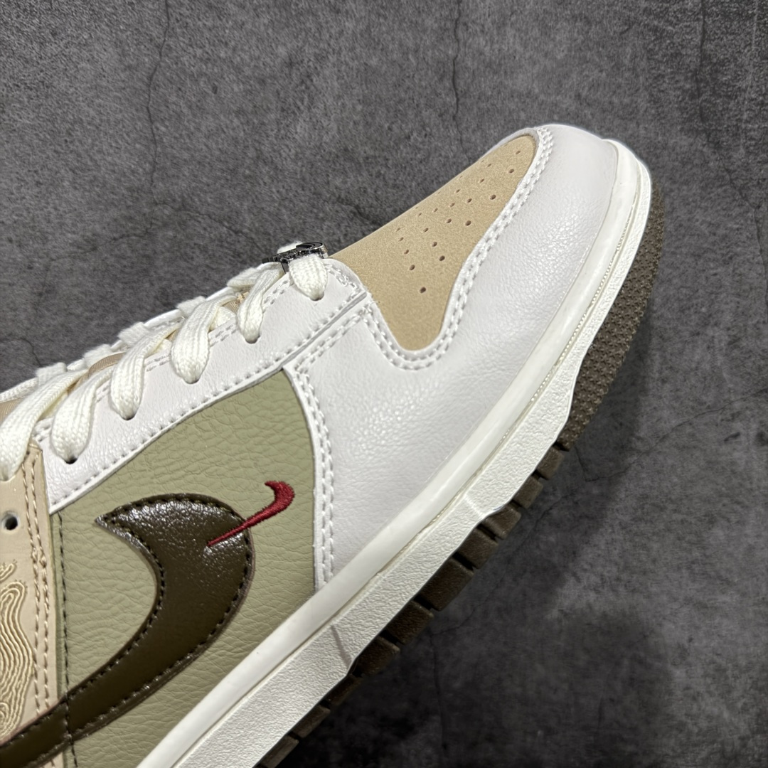 图片[6]-【性价比礼盒版】Nike SB Dunk Low“ 马年限定”周年高端定制 低帮休闲板鞋 正确原厂皮质感 礼盒包装 大厂性价比出货 区别市场错版 超高清洁度 皮料切割干净无任何毛边 细节完美 性价比十足 货号：IQ1118-220 尺码： 36 36.5 37.5 38 38.5 39 40 40.5 41 42 42.5 43 44 44.5 45 46 47.5-选品中心